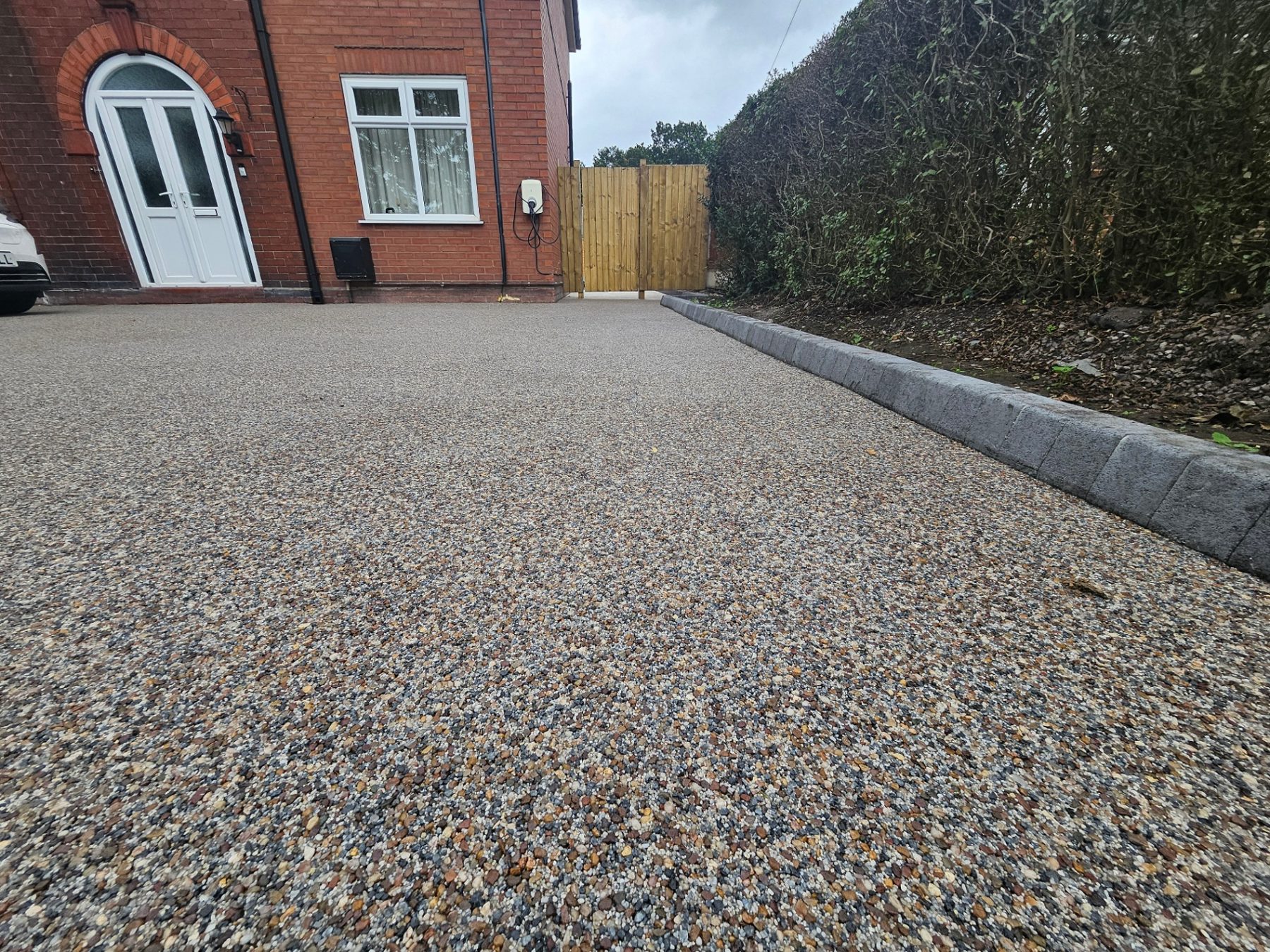Mixed-tone resin driveway with kerb edge