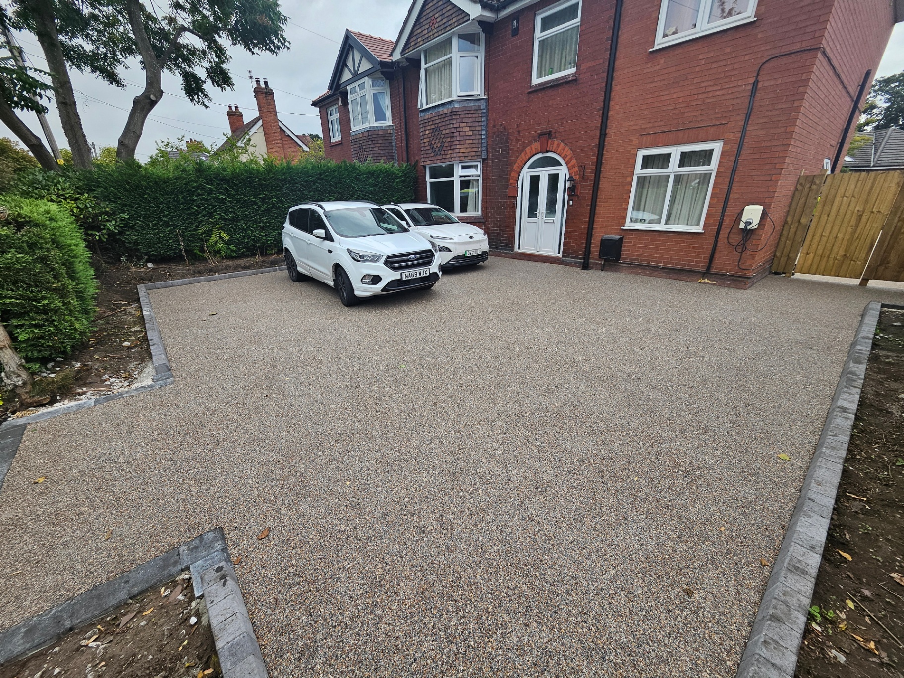 Completed resin bound driveway with a Tobermore Kerb Large (KL) border at a house in Elworth, Sandbach