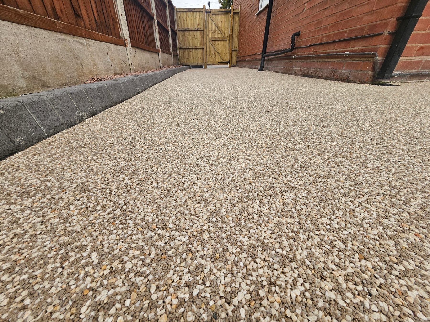 Resin side path with kerb edge